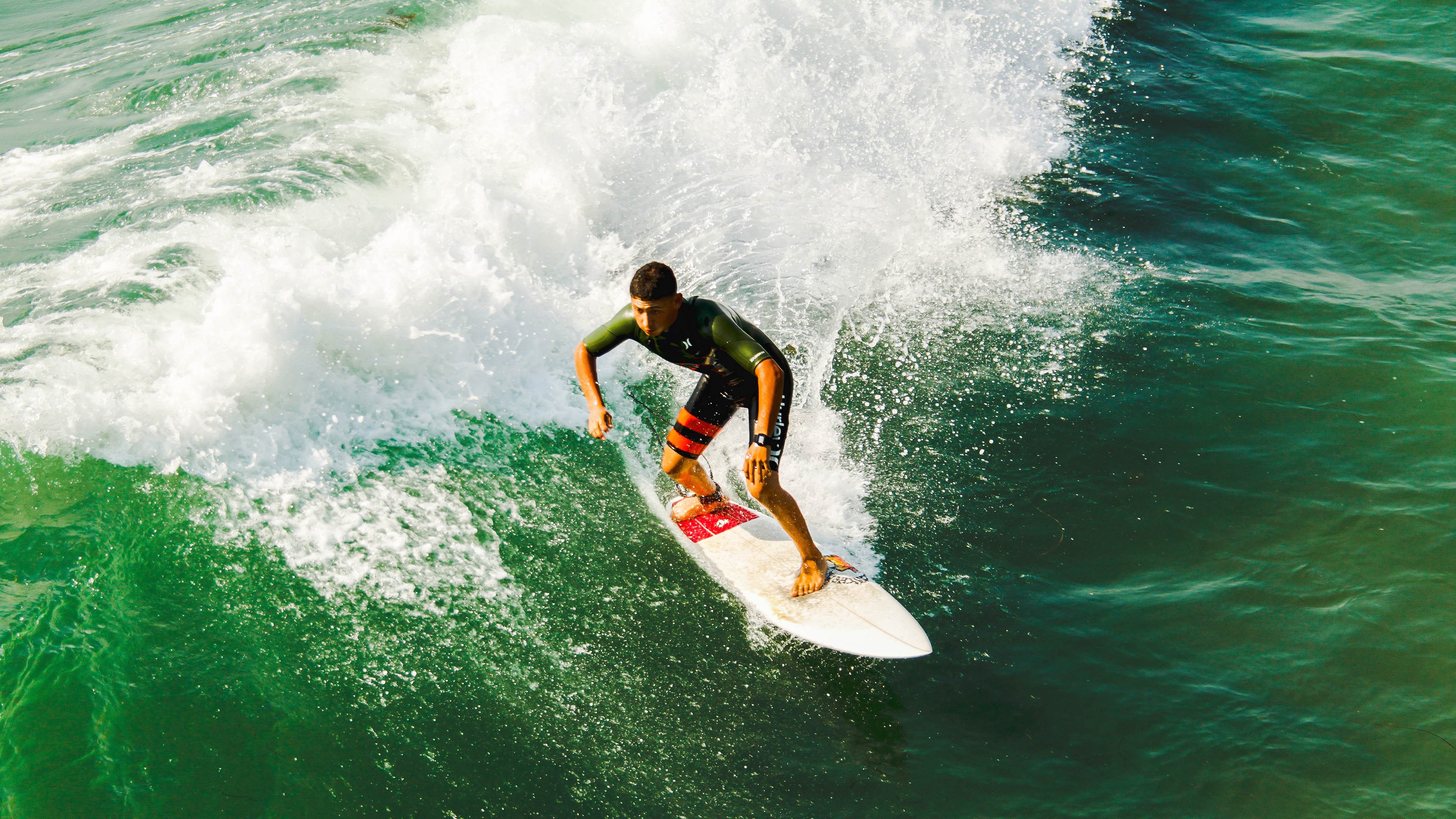 欧冠最新形势：广东男篮高居榜首，迈阿密热火强势追赶，冠军归属成迷